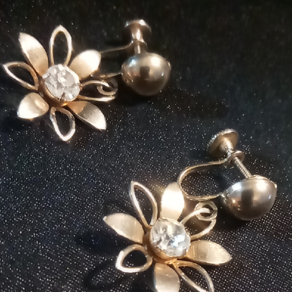 Vintage Gold Tone Screw Back Dangle Floral Earrings With A Crystal Center